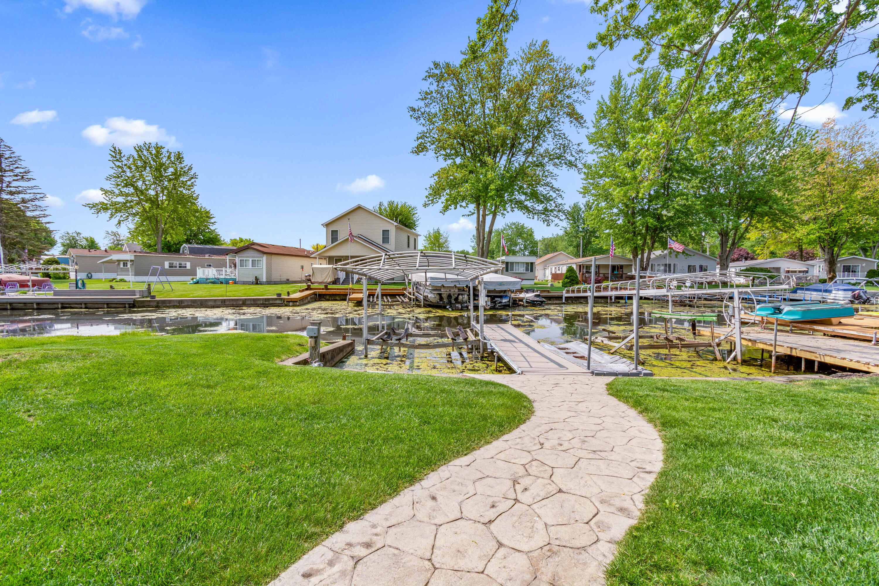 483 Maple Ln