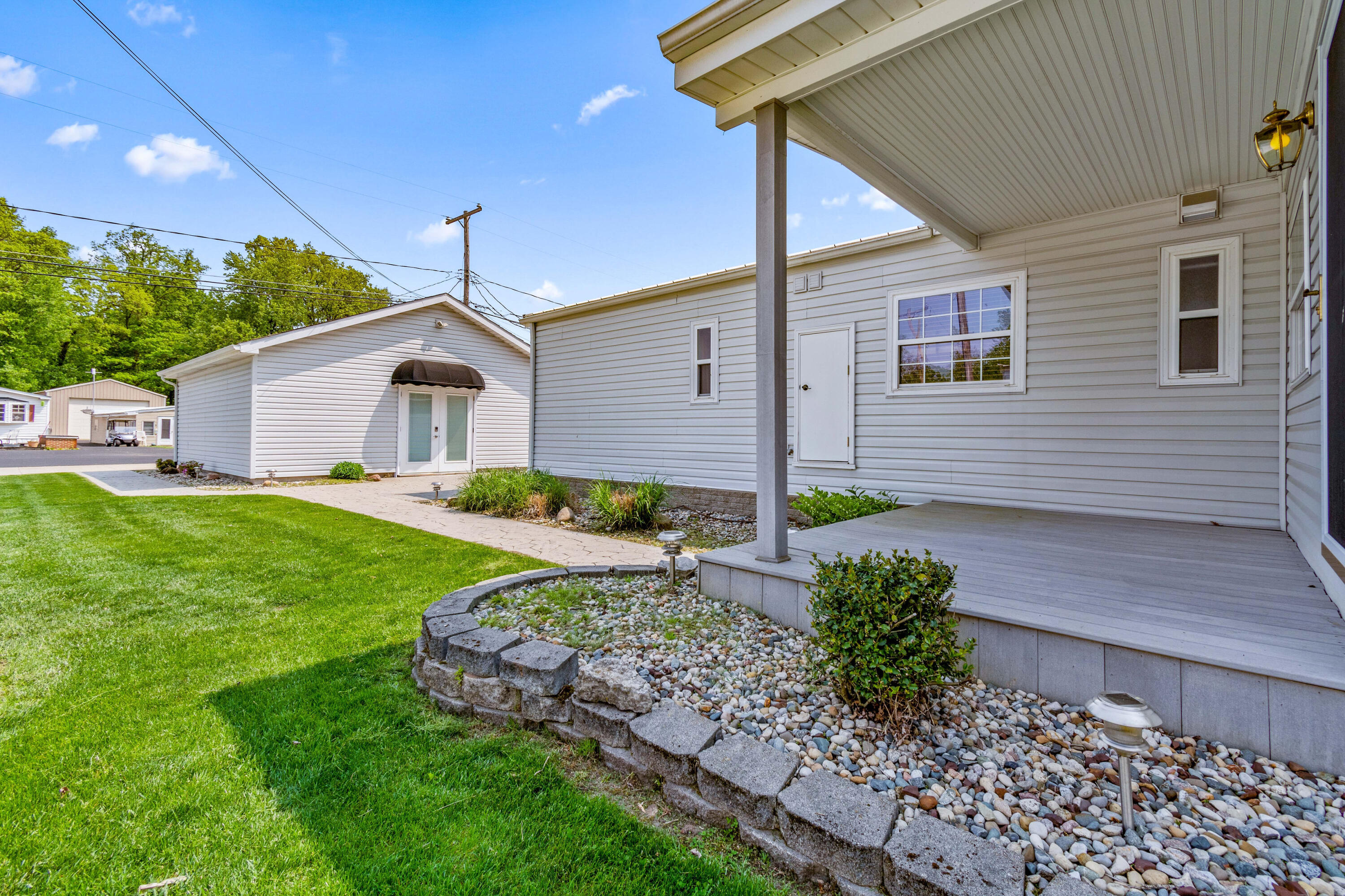 483 Maple Ln