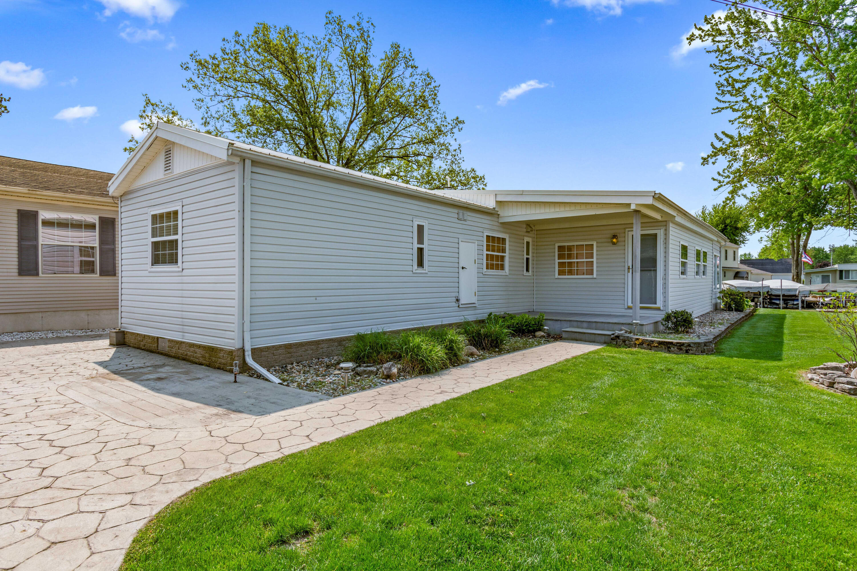 483 Maple Ln