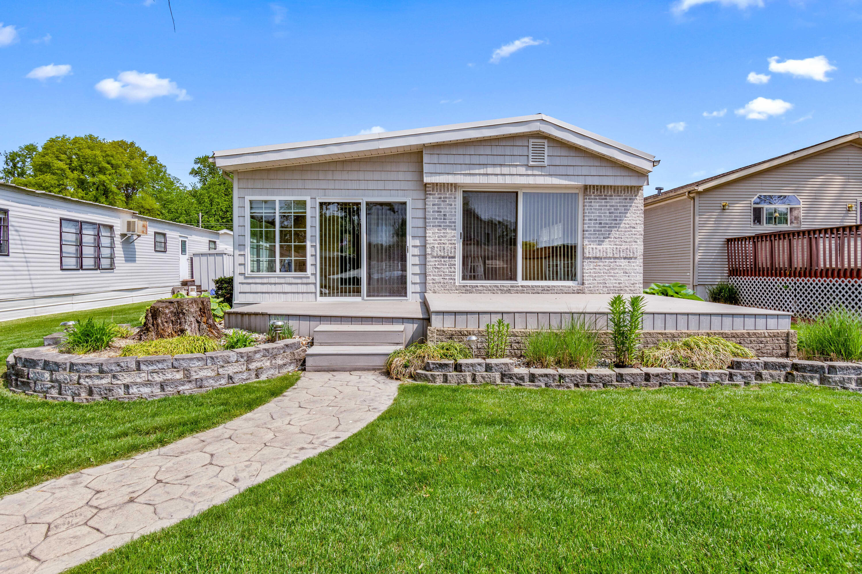 483 Maple Ln