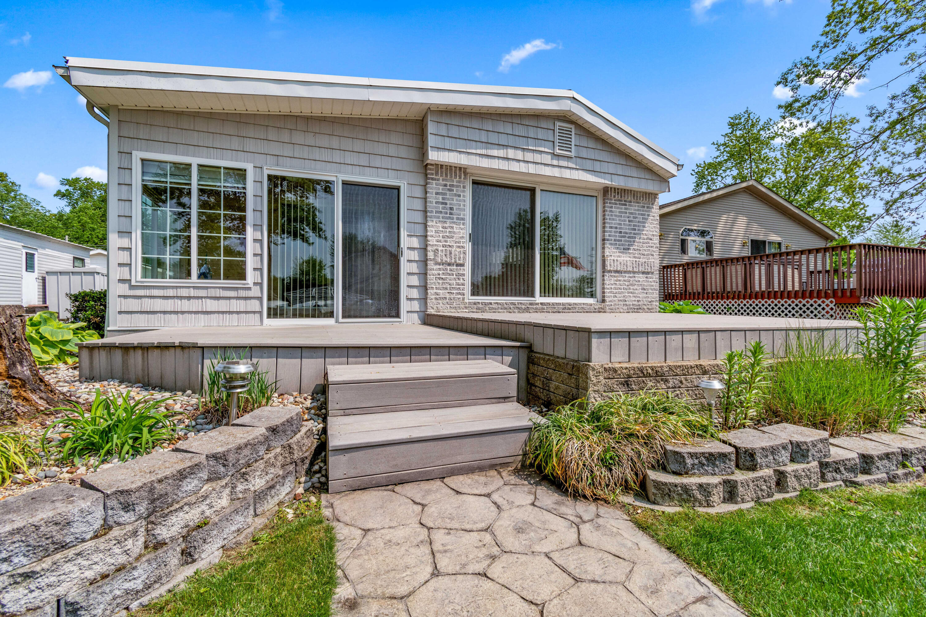 483 Maple Ln