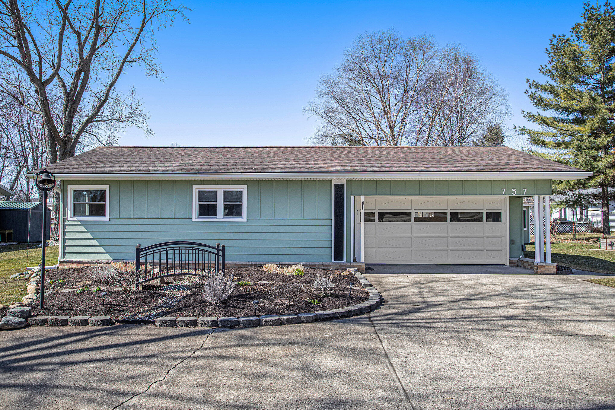 757 Lake Shore Point