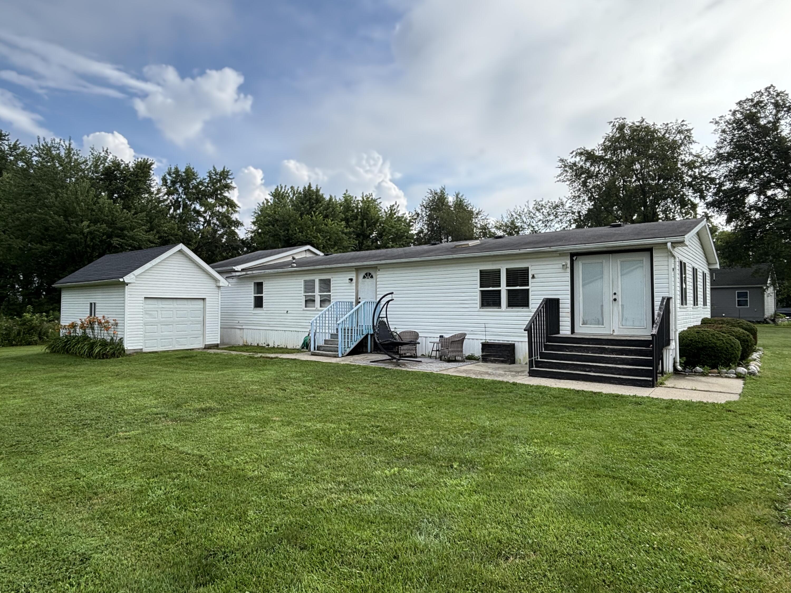 1118 E Chicago Road