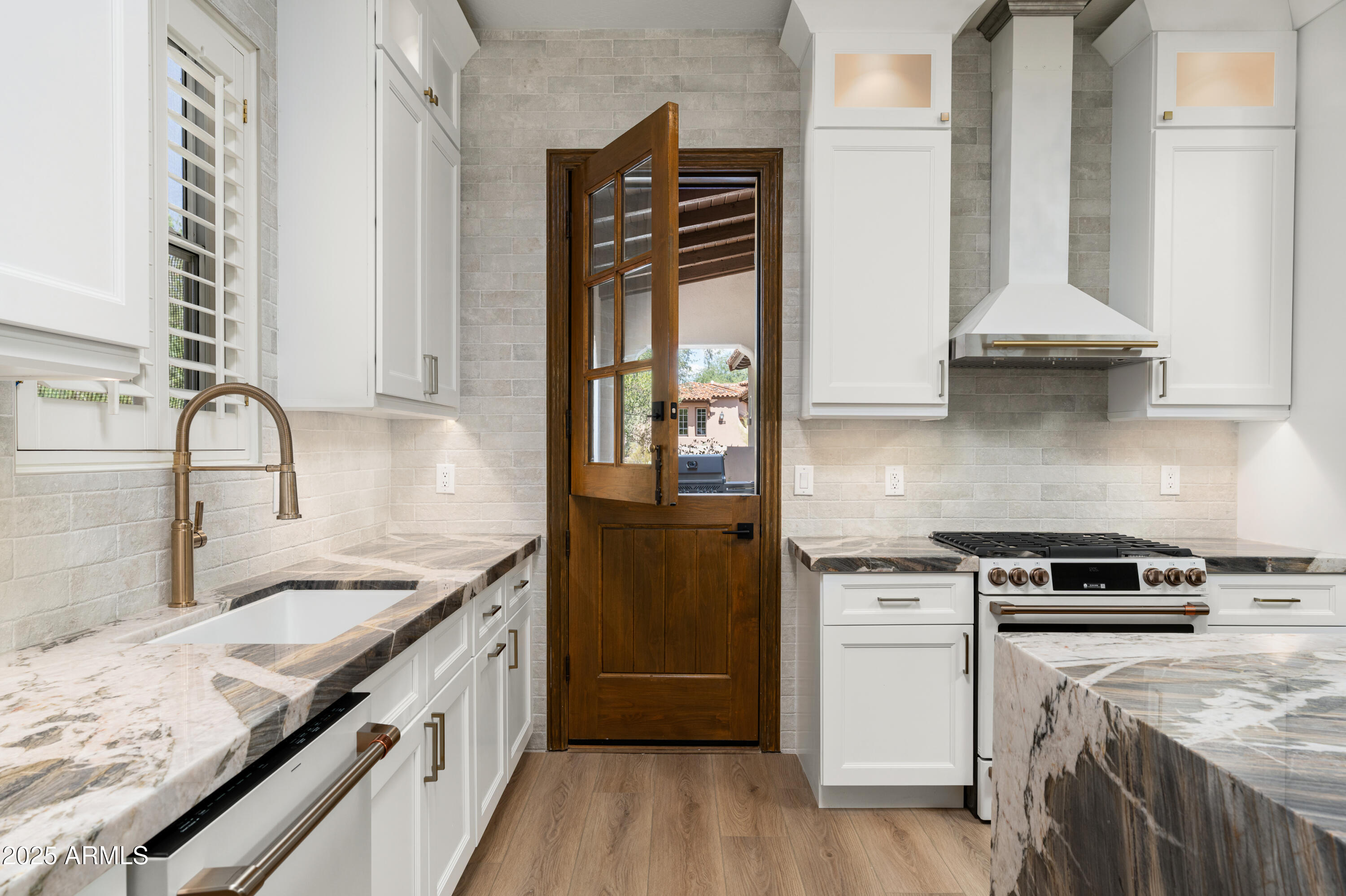 8905 E MOUNTAIN SPRING Road