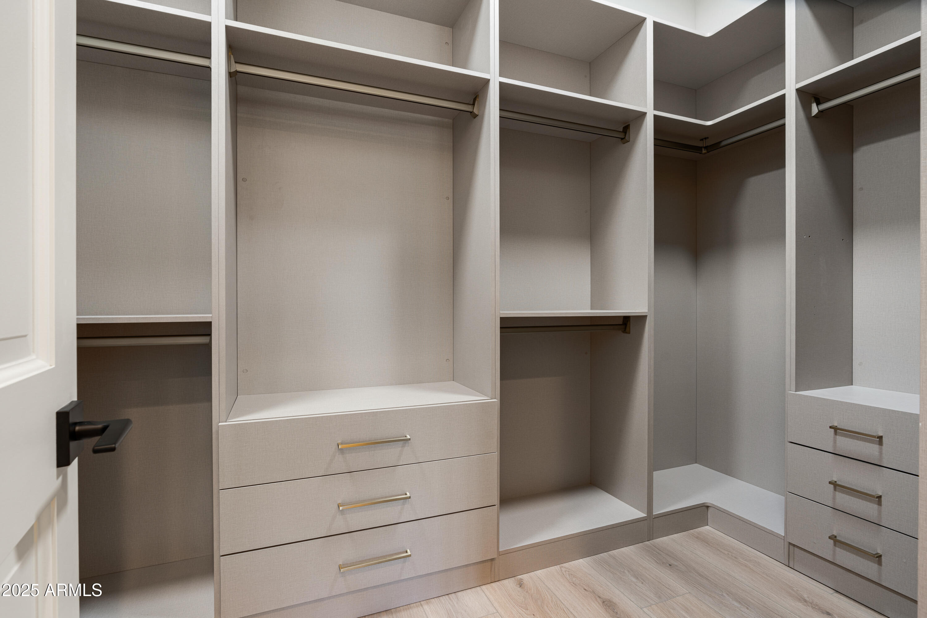 8905 E MOUNTAIN SPRING Road