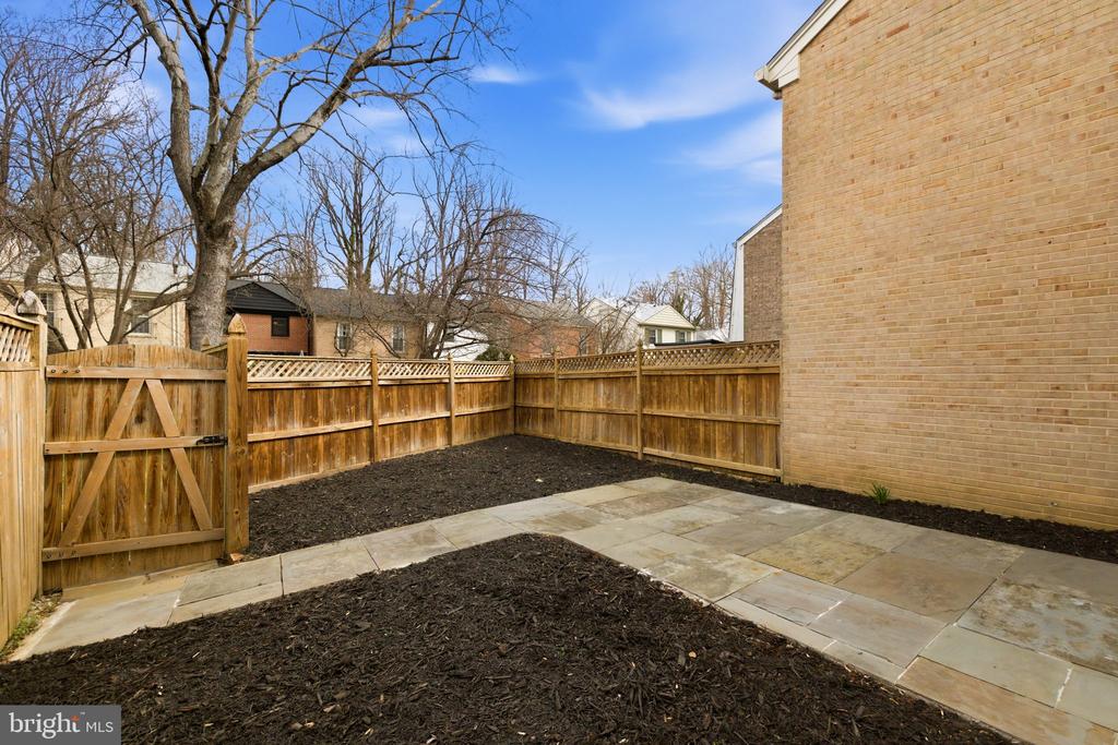 3262 CAMBRIDGE COURT