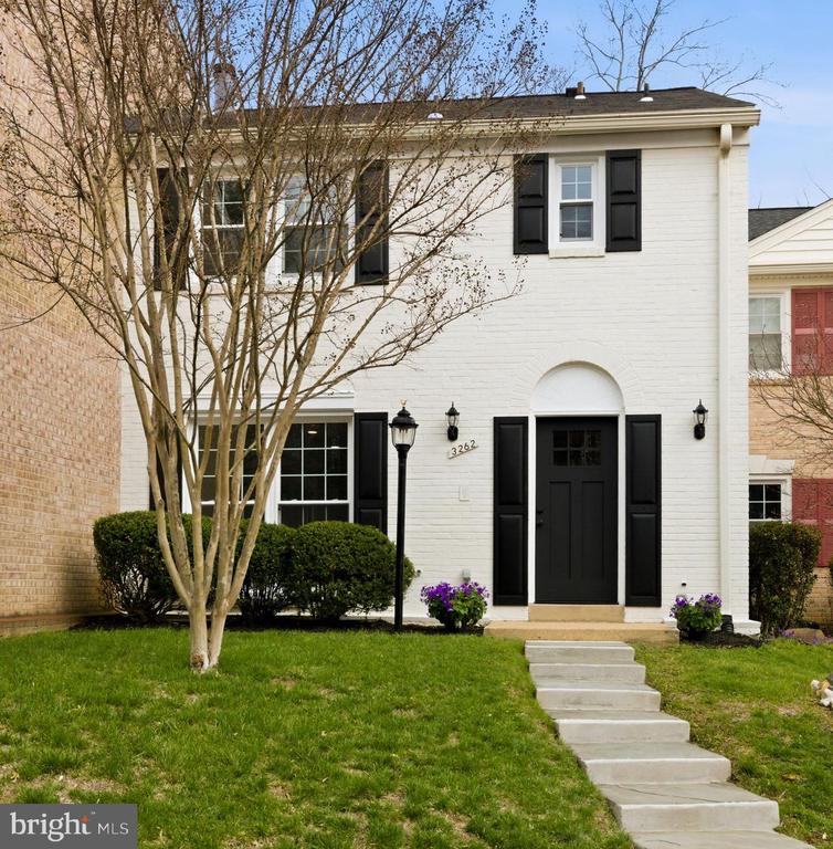 3262 CAMBRIDGE COURT