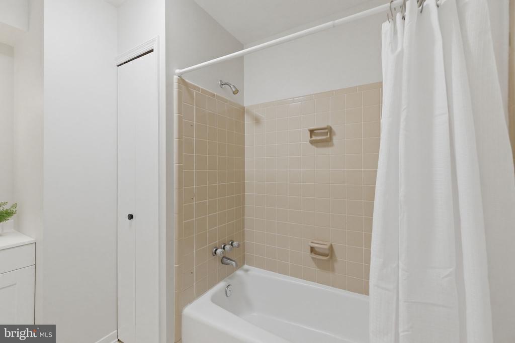 3262 CAMBRIDGE COURT