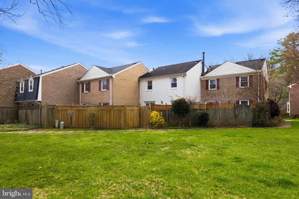 3262 CAMBRIDGE COURT