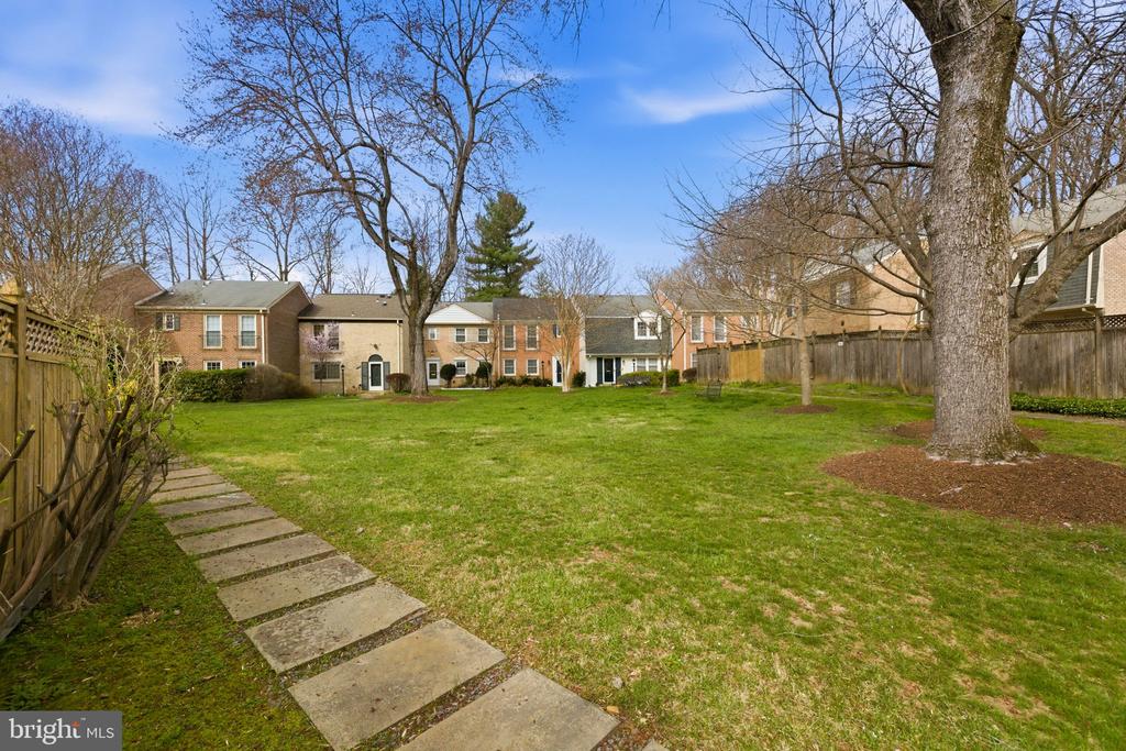 3262 CAMBRIDGE COURT