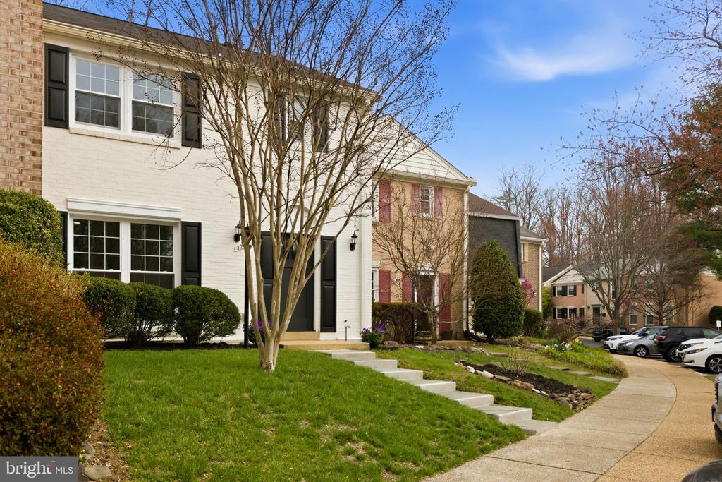 3262 CAMBRIDGE COURT