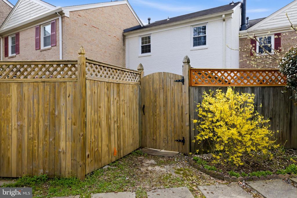 3262 CAMBRIDGE COURT