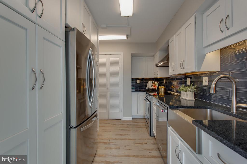 1808 OLD MEADOW ROAD 1009