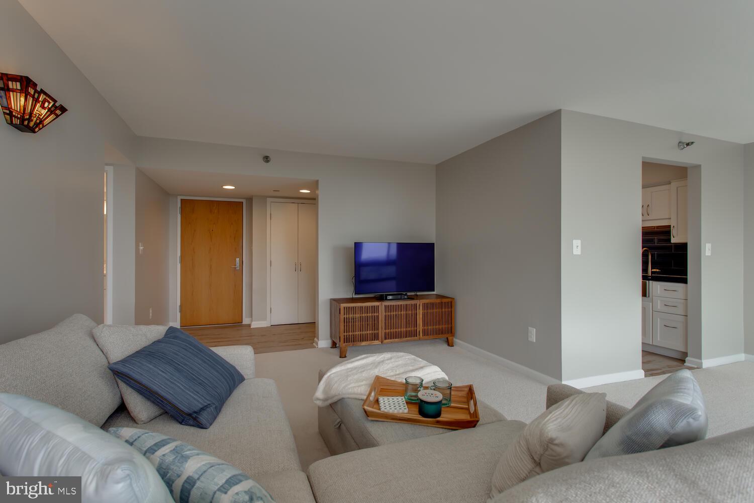 1808 OLD MEADOW ROAD 1009