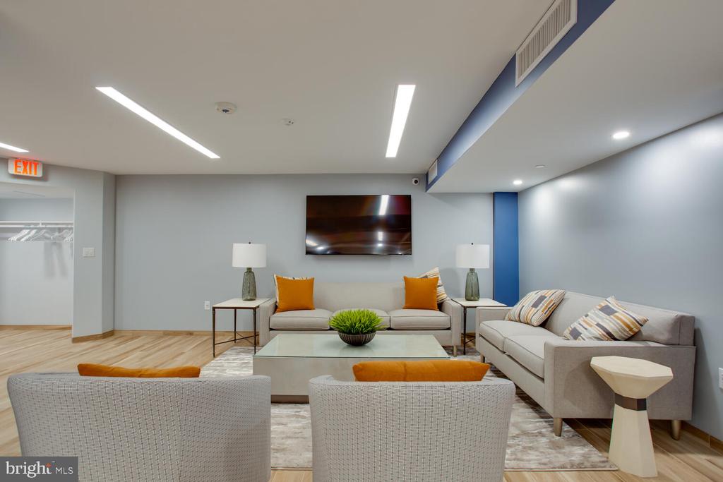 1808 OLD MEADOW ROAD Unit: 404