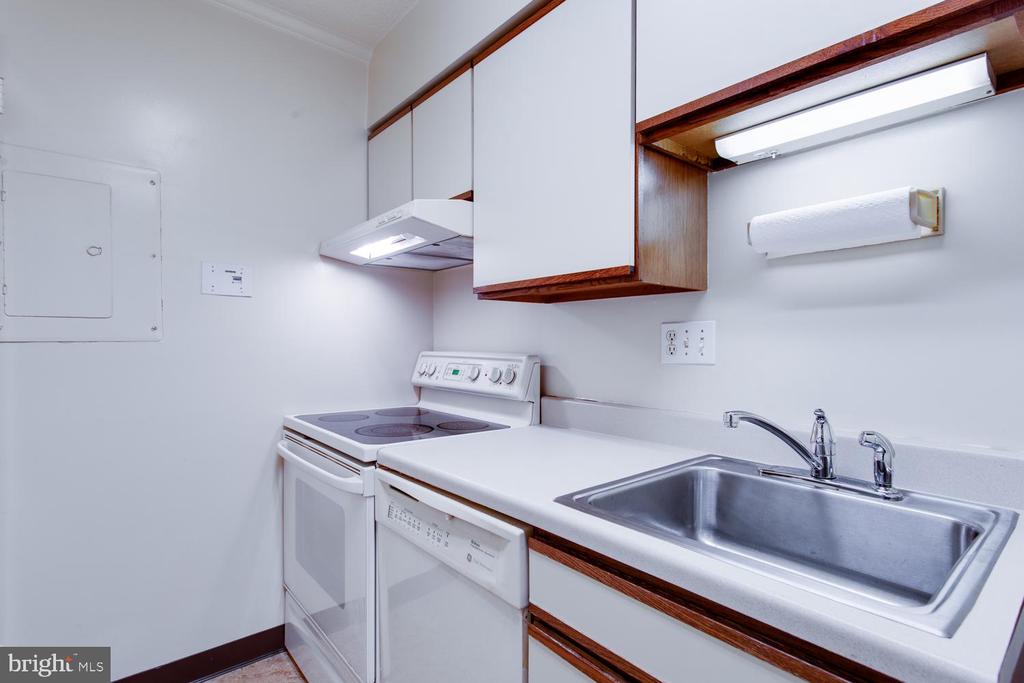 1808 OLD MEADOW ROAD Unit: 404