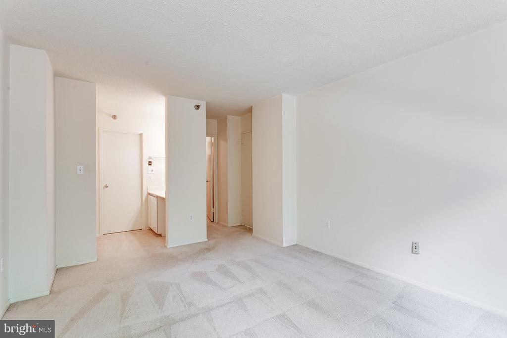 1808 OLD MEADOW ROAD Unit: 404