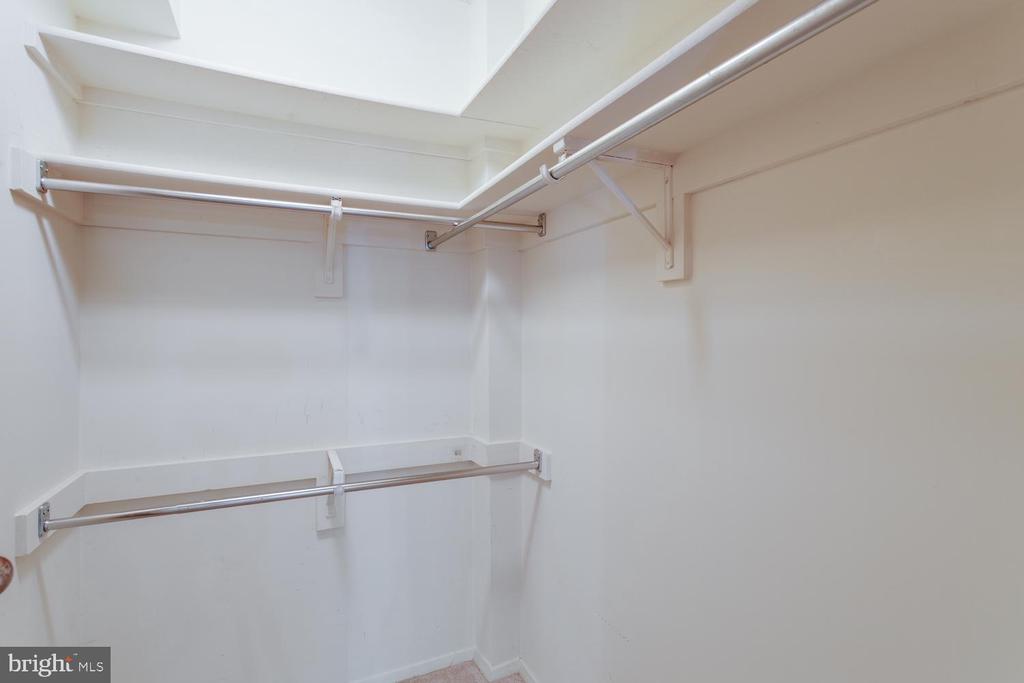 1808 OLD MEADOW ROAD Unit: 404