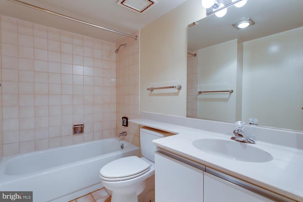 1808 OLD MEADOW ROAD Unit: 404