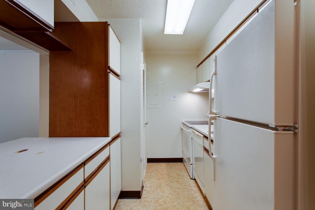 1808 OLD MEADOW ROAD Unit: 404
