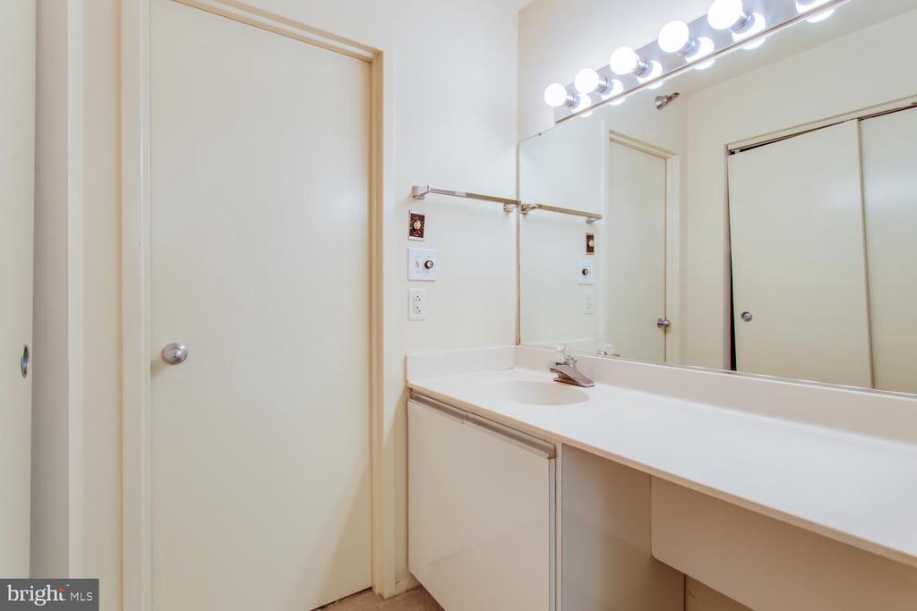 1808 OLD MEADOW ROAD Unit: 404