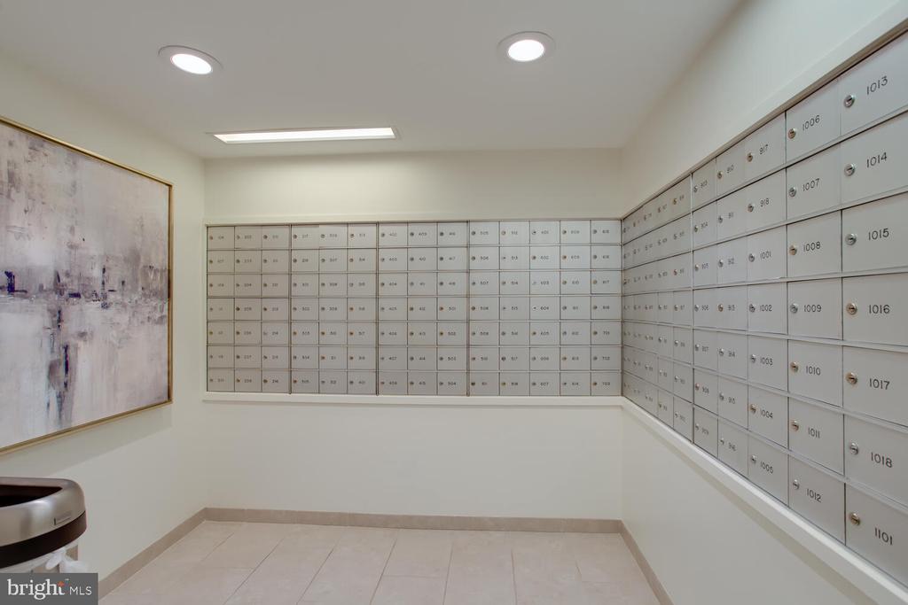 1808 OLD MEADOW ROAD Unit: 404