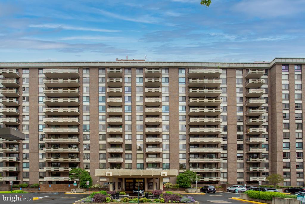 1808 OLD MEADOW ROAD Unit: 404