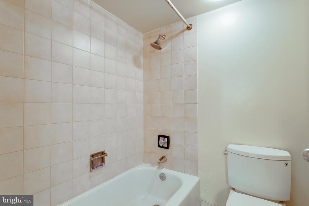 1808 OLD MEADOW ROAD Unit: 404