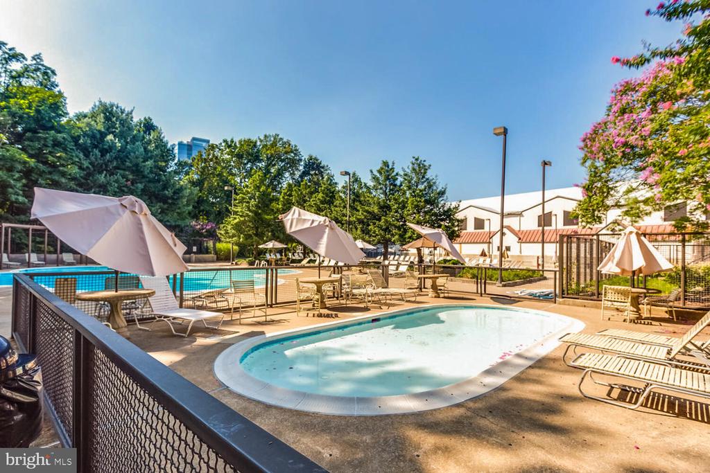 1808 OLD MEADOW ROAD Unit: 404