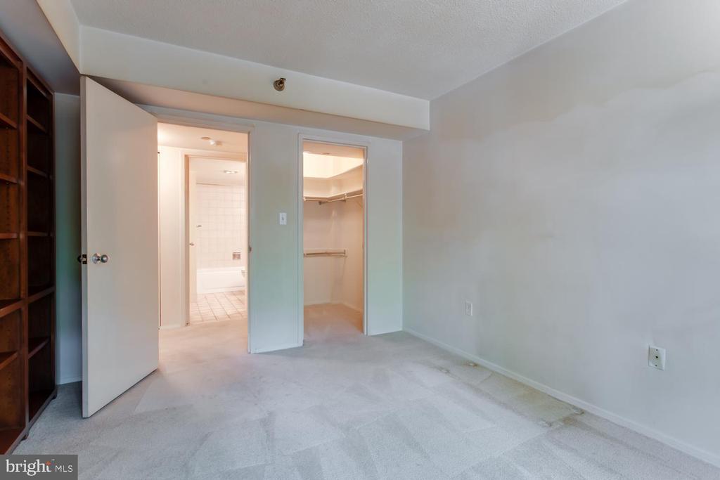 1808 OLD MEADOW ROAD Unit: 404
