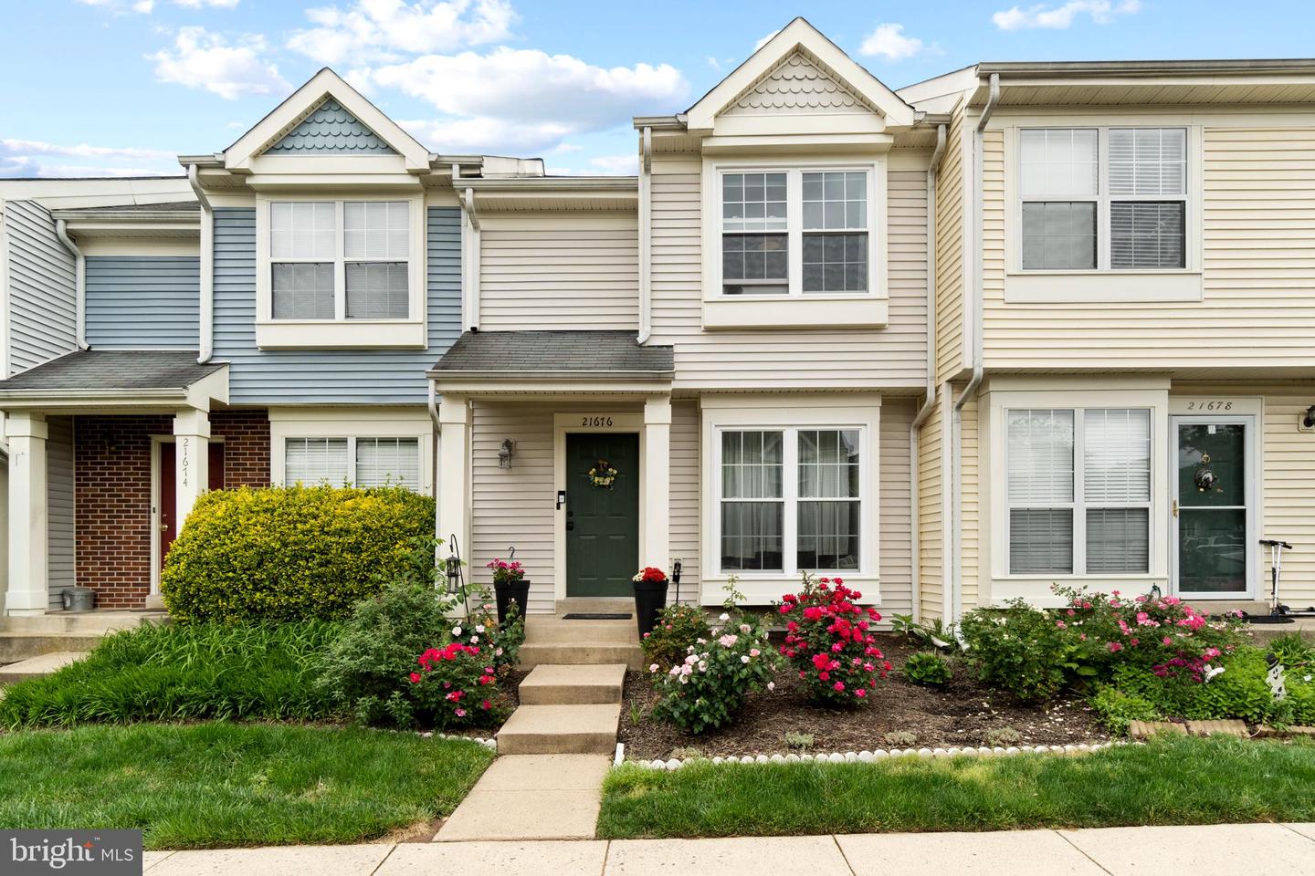 21676 HAZELNUT SQUARE