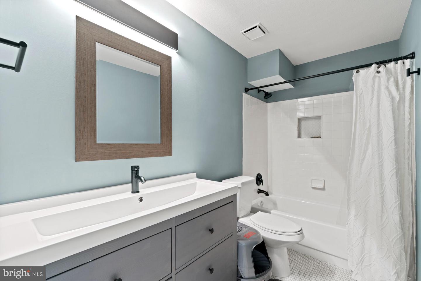 21676 HAZELNUT SQUARE