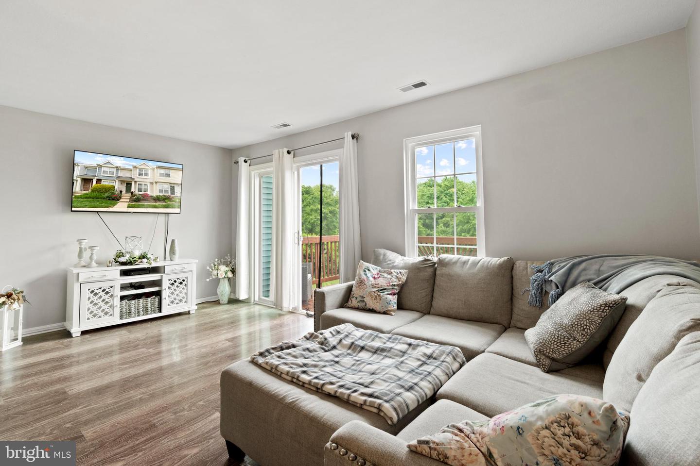 21676 HAZELNUT SQUARE