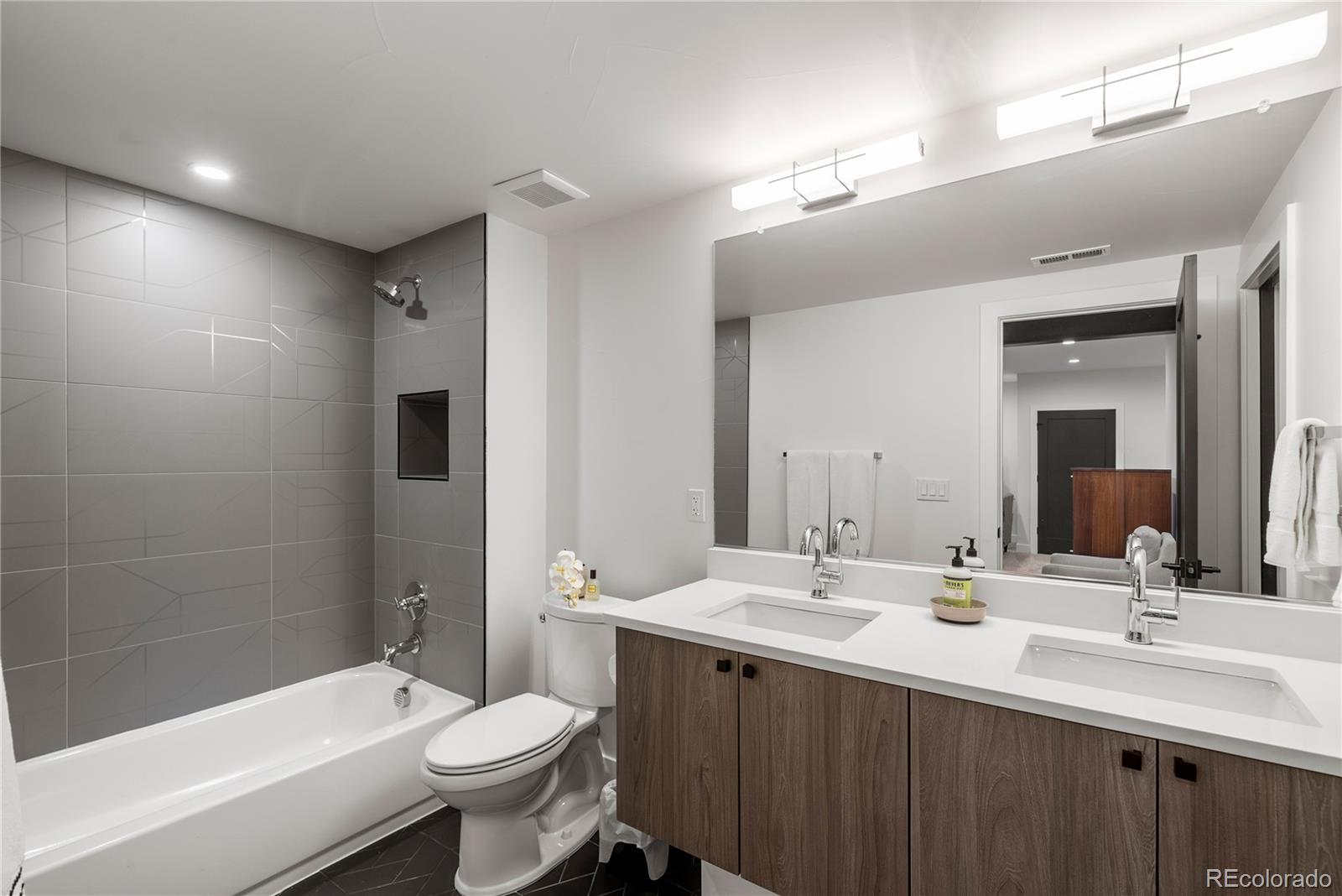 1983 S Saint Paul Street