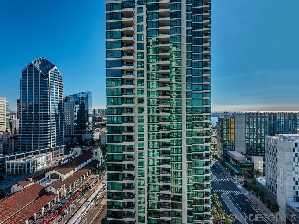 1205 Pacific HWY 2306