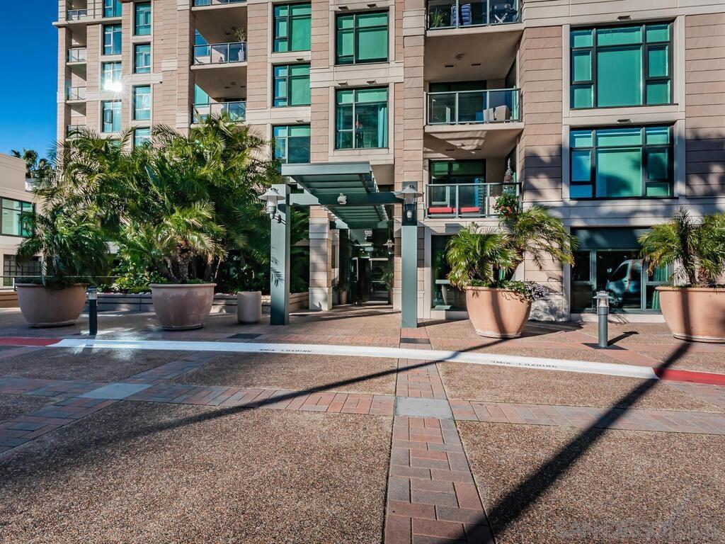 1205 Pacific HWY 2306