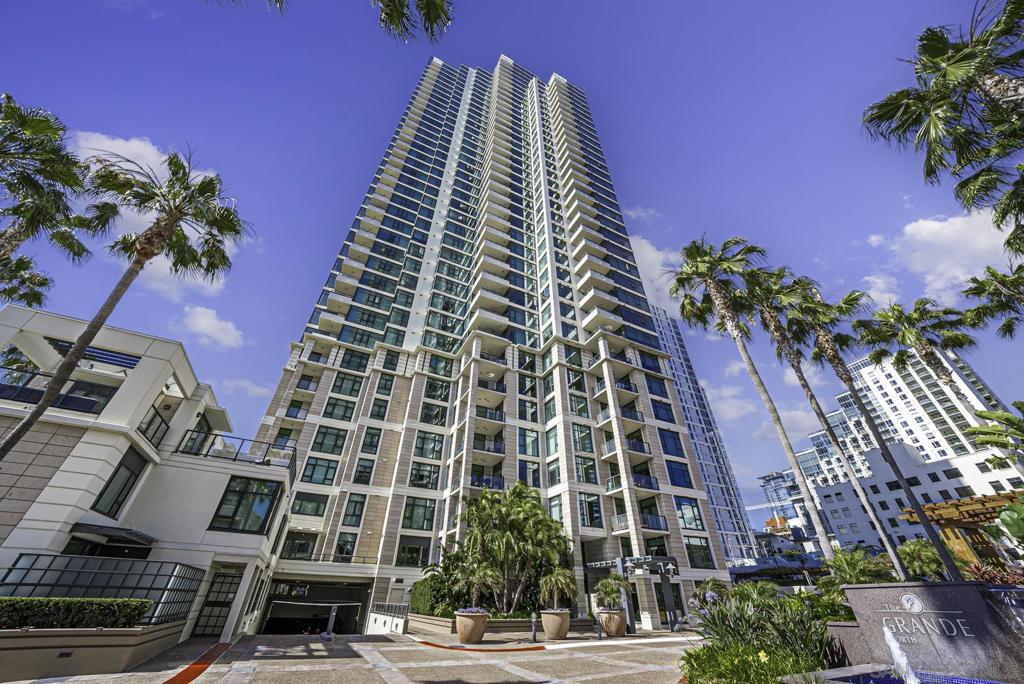 1205 Pacific HWY 2306
