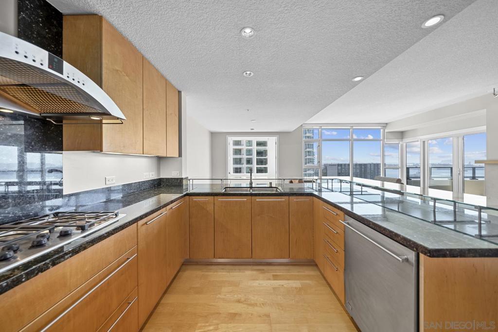 1205 Pacific HWY 2306