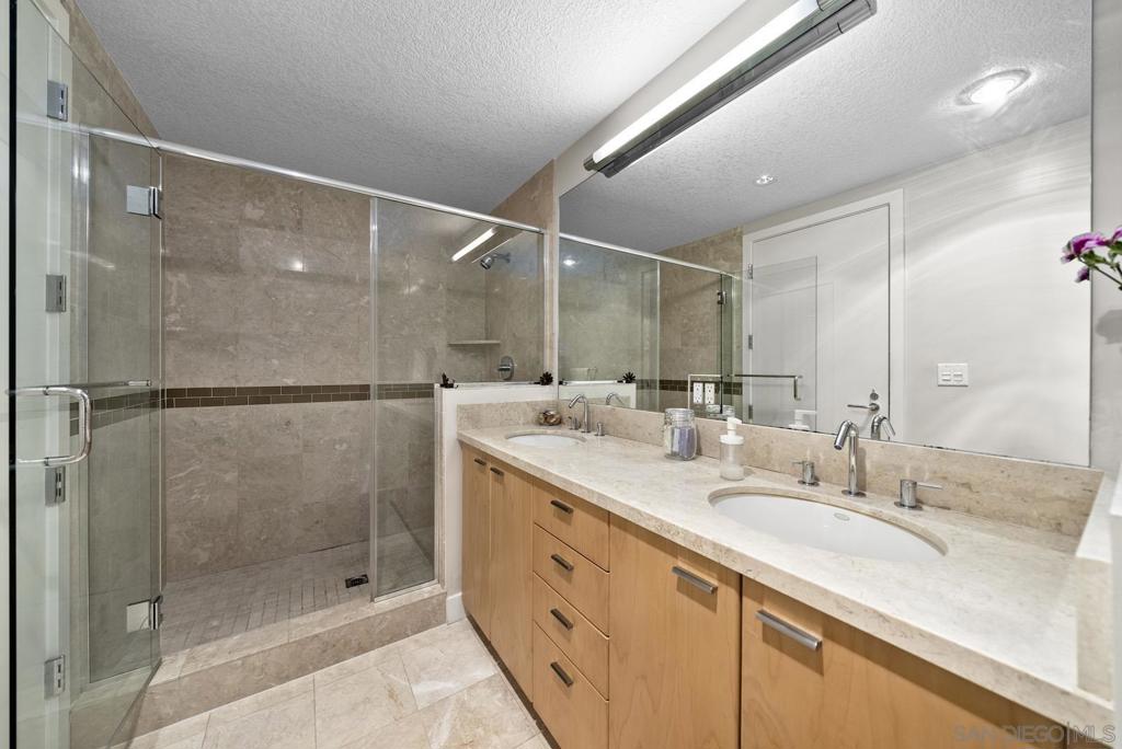 1205 Pacific HWY 2306