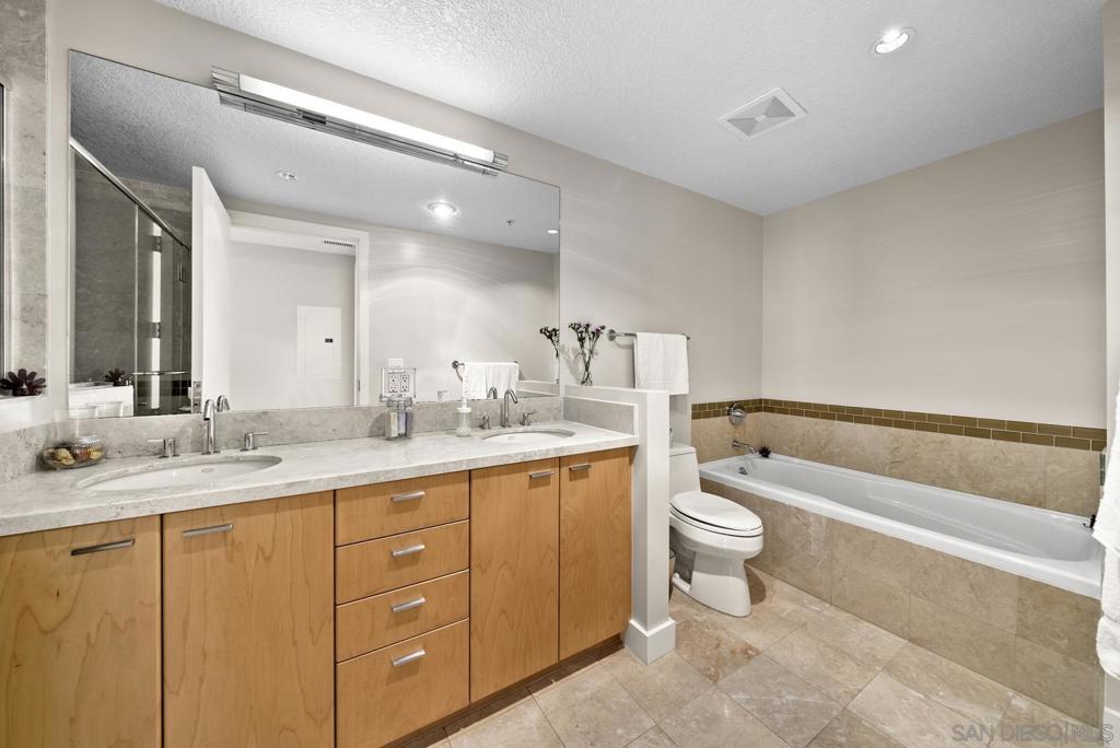 1205 Pacific HWY 2306