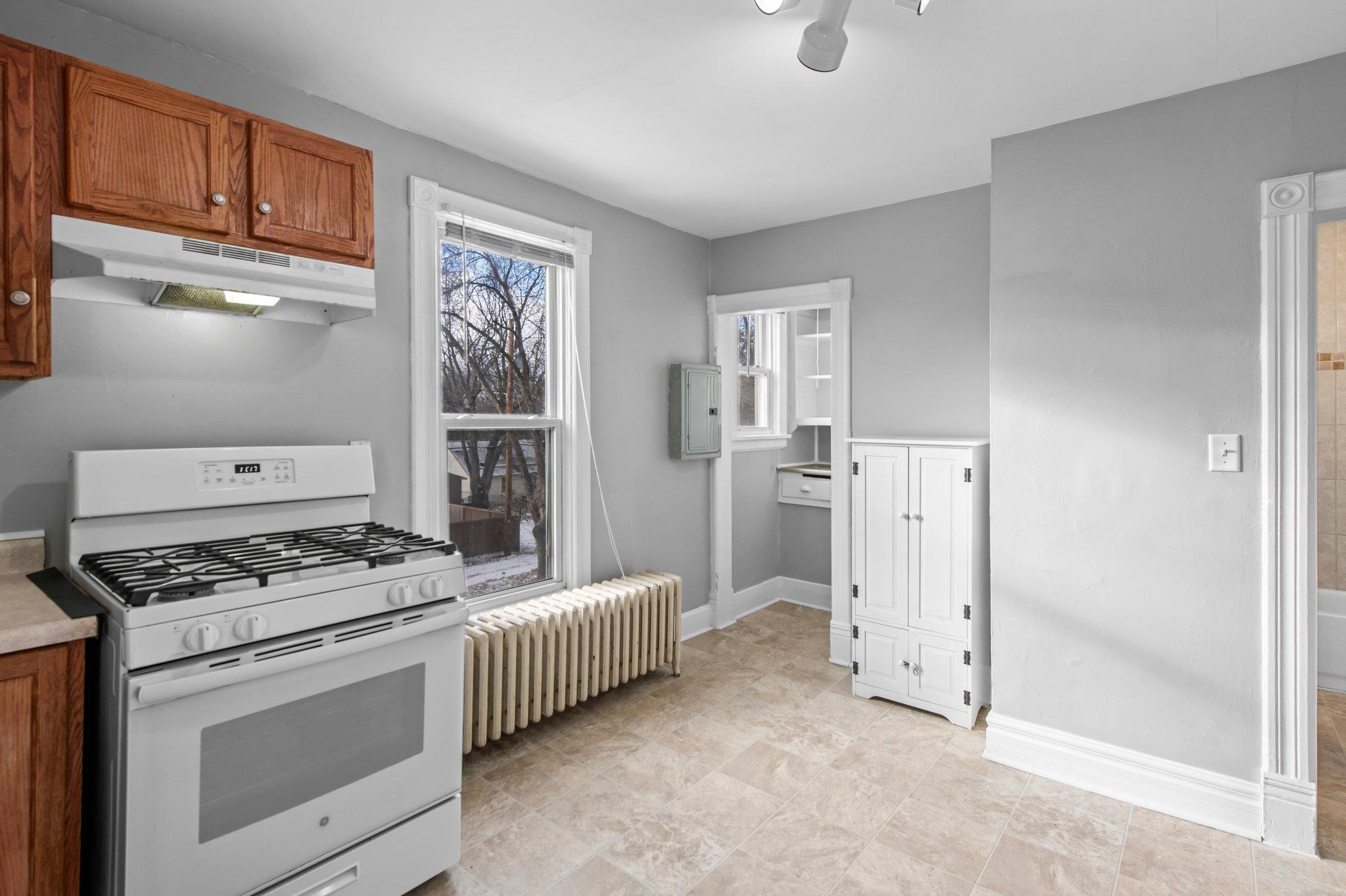 1976 Hyacinth Avenue E