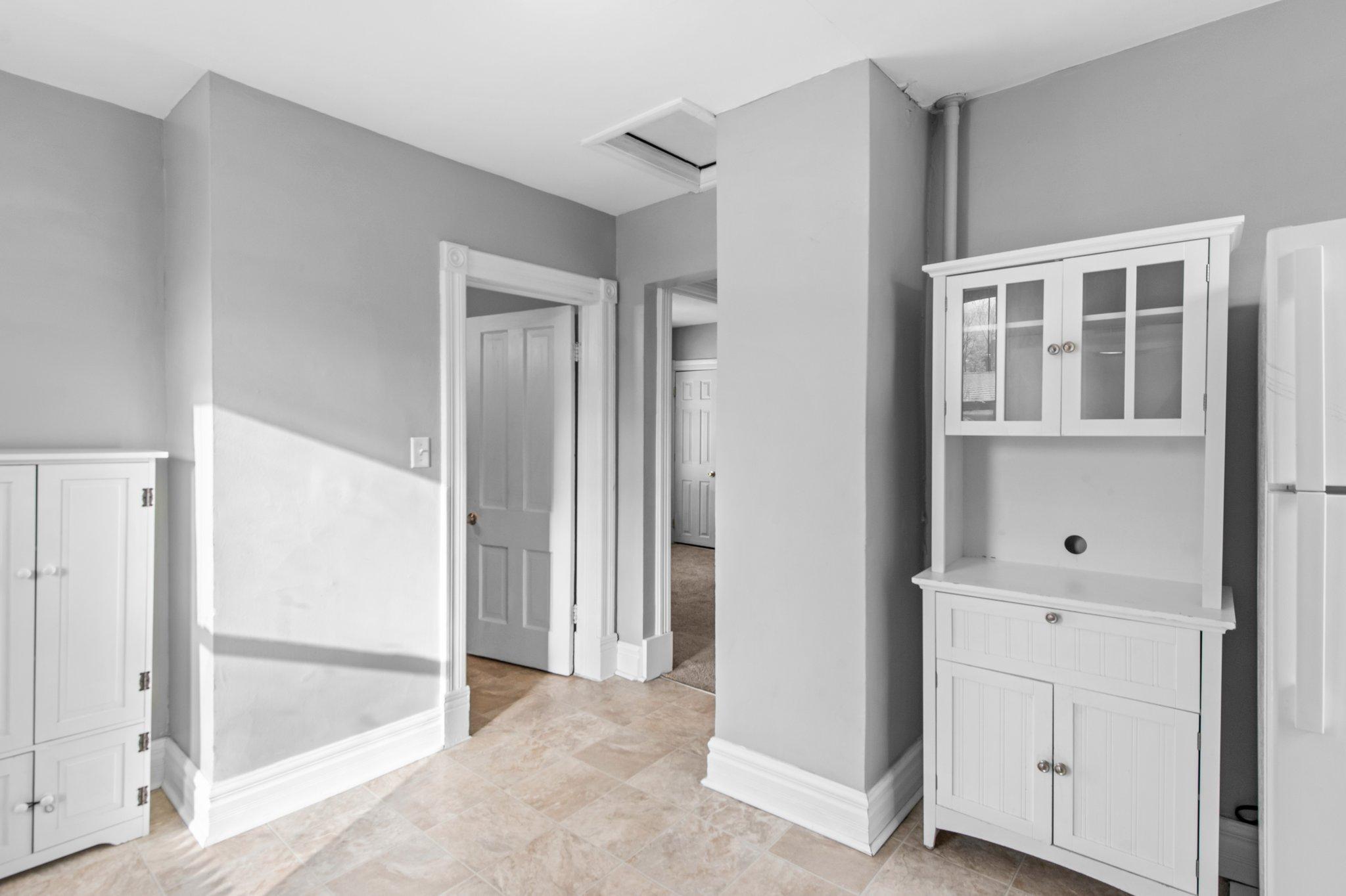 1976 Hyacinth Avenue E