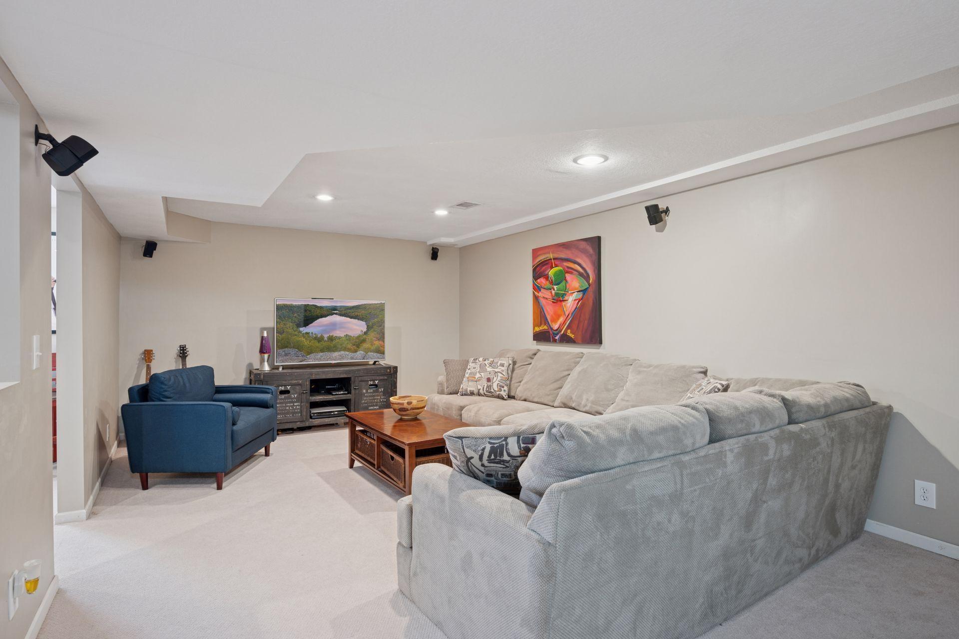 2500 Urbandale Lane N