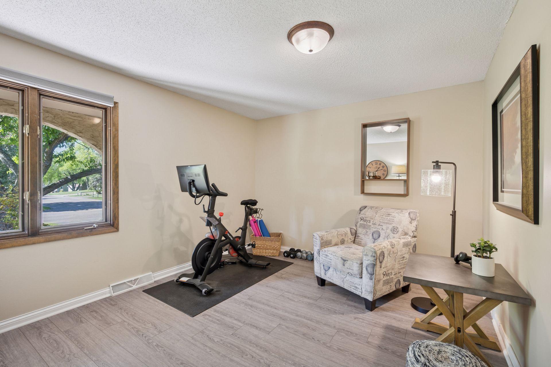 2500 Urbandale Lane N