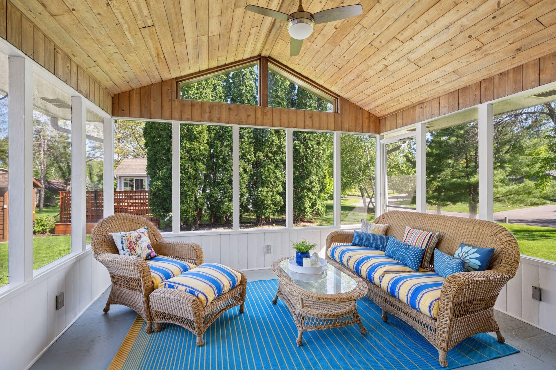 2500 Urbandale Lane N