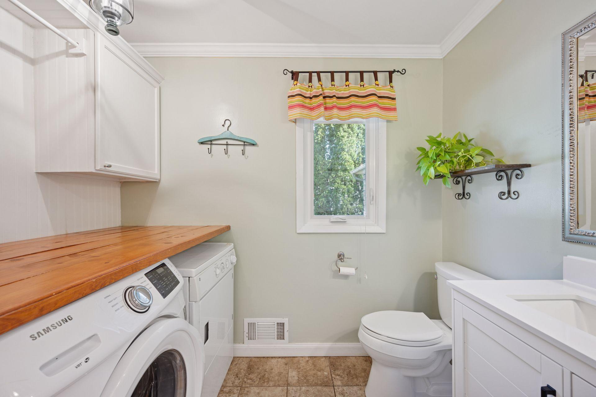 2500 Urbandale Lane N