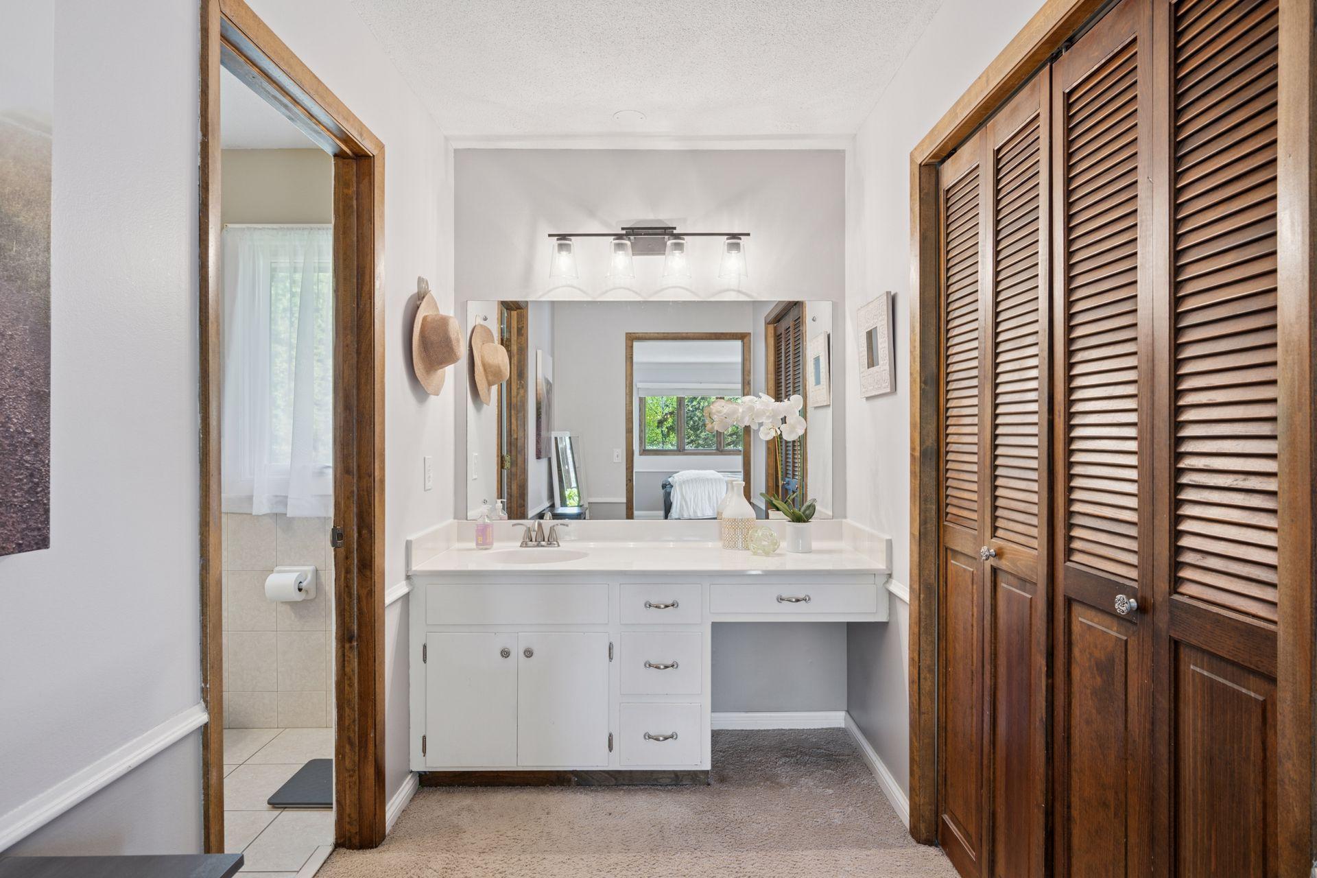 2500 Urbandale Lane N