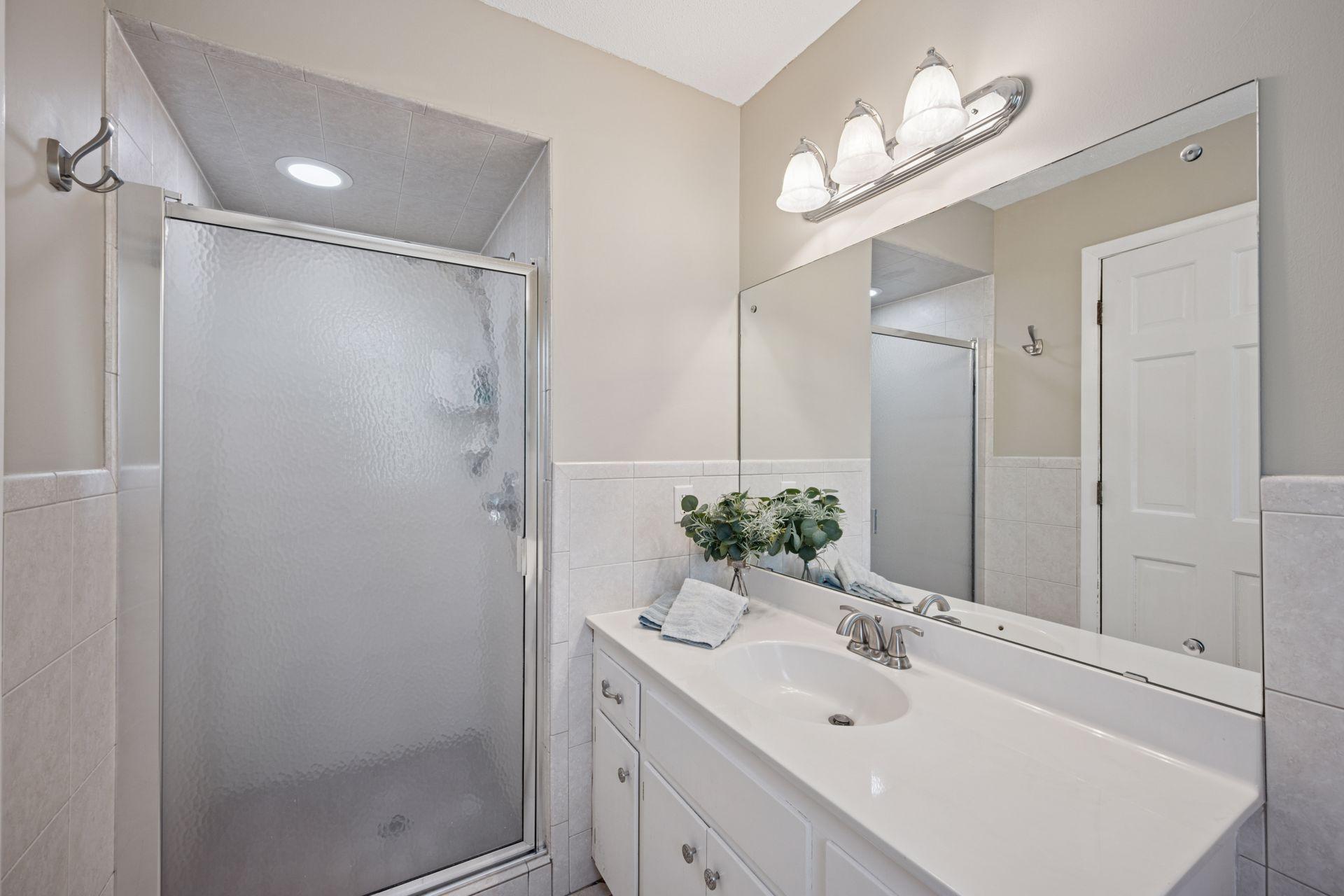 2500 Urbandale Lane N