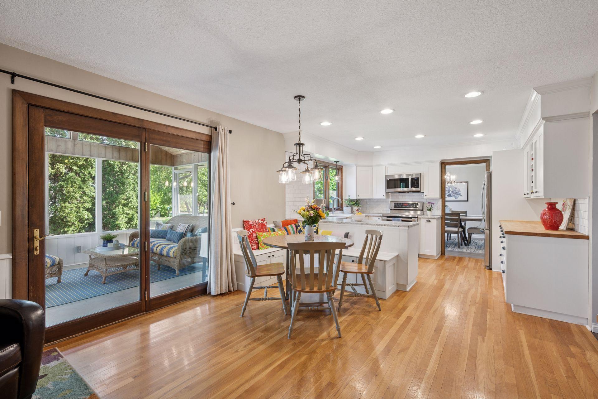 2500 Urbandale Lane N