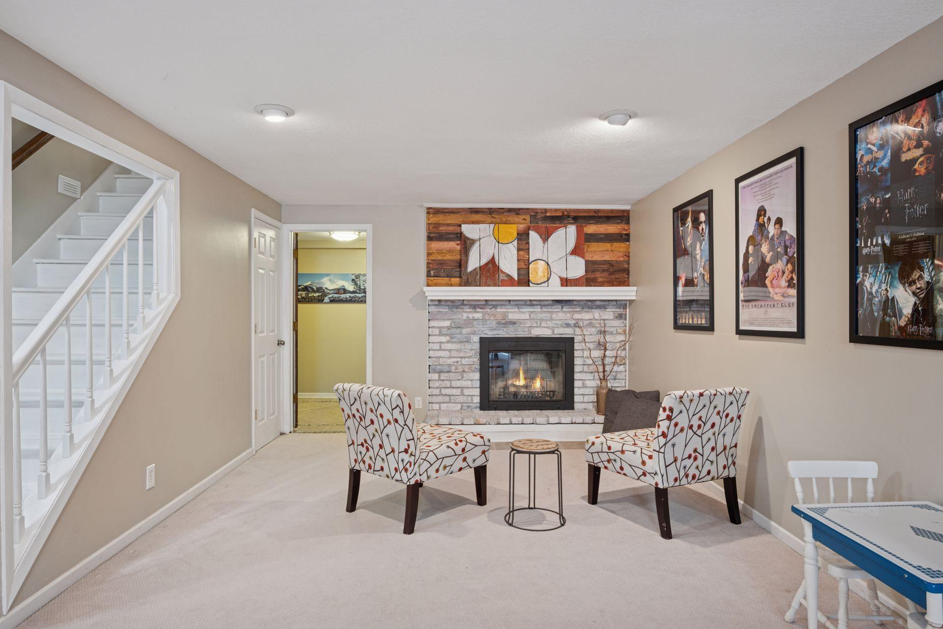 2500 Urbandale Lane N